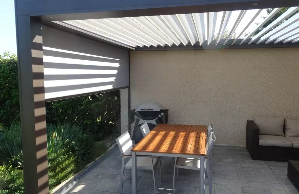 store latérale motorisé pour protéger l'espace à vivre du soleil