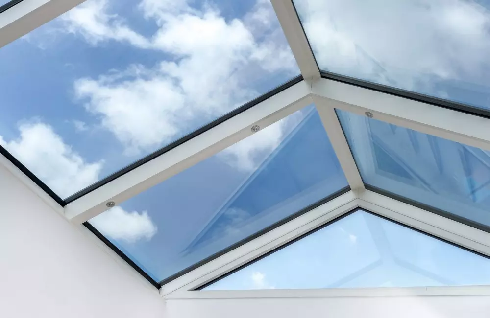 verrière de toiture deux pans avec spots Leds intégrés